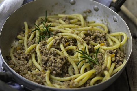 Il ragù bianco toscano richiede una cottura lenta a fuoco basso, è la tecnica ideale per fondere odori e sapori di verdure e carne. Cannelloni Pasta, Pasta Shop, Italian Recipes Authentic, Pasta Fresca, Country Cooking, Italian Dishes, Traditional Food, Food For Thought, Savoury Food