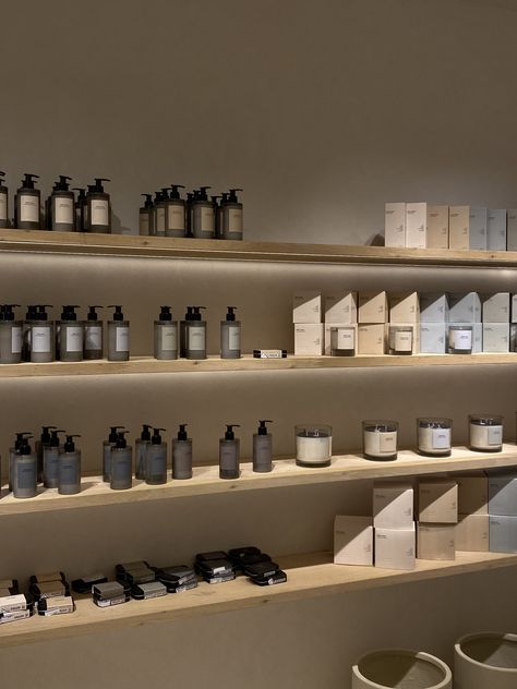 Skin Care Interior Design, Skincare Interior Design, Spa Shelf Decor, Spa Retail Display Ideas, Skincare Store Design, Skin Care Display, Spa Retail, Spa Store, Esthetics Room