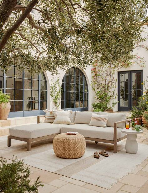 التصميم الخارجي للمنزل, Outdoor Living Room, Hus Inspiration, Patio Rugs, Decor Minimalist, Alam Yang Indah, Indoor Outdoor Rugs, House Inspo, Dream Home Design