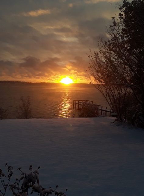 Snow Photos, Linda Smith, Photos Sunset, Lake Decor, Purple Sunset, Scenery Pictures, Dawn And Dusk, Moon Pictures, Oceanography