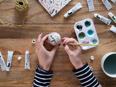 Diy Ceramic Baubles, Paint Your Own Baubles, Diy Xmas Baubles, Painted Ceramic Baubles, Bauble Painting Ideas, Christmas Baubles Diy, Bauble Painting, Bauble Ideas, Diy Christmas Baubles