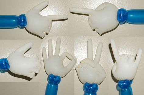 Balloon animals twisting instructions: How to make hand signs (Like! Thumb up) out of balloons Nurse Balloons, Balloon Hands, Medical Party, Nurse Party, How To Make Balloon, Hand Signs, Balloon Modelling, Thumb Up, Balloon Crafts