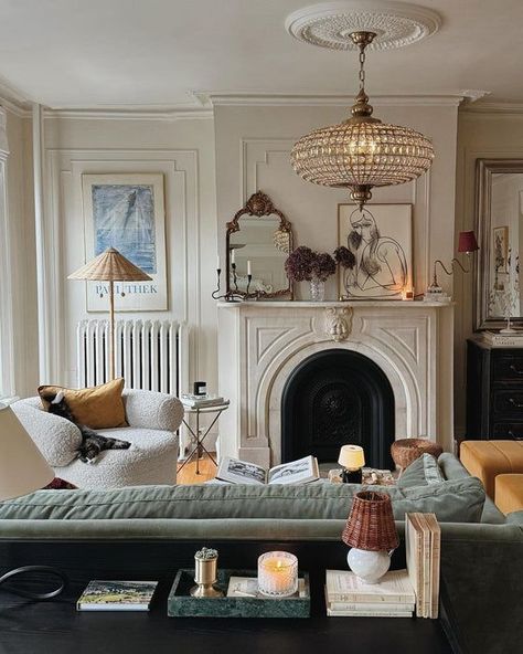 Brownstone Interiors, Parisian Interior, Apartment Aesthetic, Style Deco, Nyc Apartment, Apartment Inspiration, Design Living Room, Living Room Inspo, A Living Room