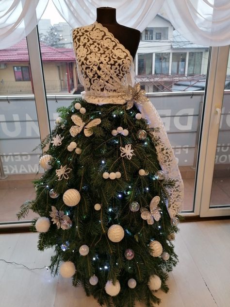 How To Make A Mannequin Christmas Tree, Dress Form Christmas Tree Ideas, Christmas Tree Dress Mannequin, Manequin Ideas Decor, Christmas Mannequin, Dress Form Decor, Mannequin Decor, Dress Form Christmas Tree, Mannequin Christmas Tree