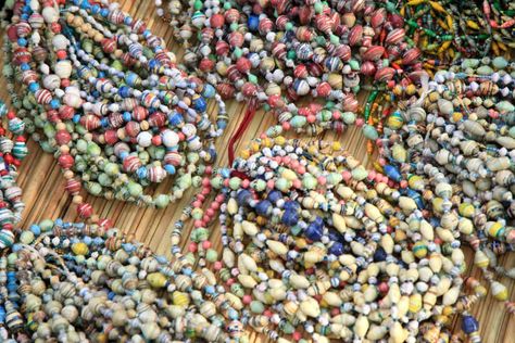 How To Make Paper Beads Waterproof - The Creative Folk Bead Making Tutorials, Paper Beads Tutorial, Paper Beads Diy, Paper Beads Jewelry, Make Paper Beads, Leather Jewelry Making, Paper Jewellery, Beaded Patterns, Paper Bead Jewelry