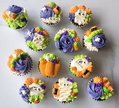 Halloween Cupcakes Purple And Orange, Orange And Green Cupcakes, Green Halloween Cupcakes, Aesthetic Halloween Cupcakes, Classy Halloween Cupcakes, Halloween Buttercream Cupcakes, Gourmet Halloween Cupcakes, Halloween Cupcake Bouquet, Disney Halloween Cupcakes