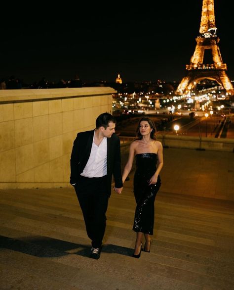 Couple Pictures In Paris, Paris Couple Photoshoot, Paris Couple Pictures, Paris Mood, Paris Photo Ideas, Paris Travel Photography, Paris Winter, Paris Couple, Winter Photo