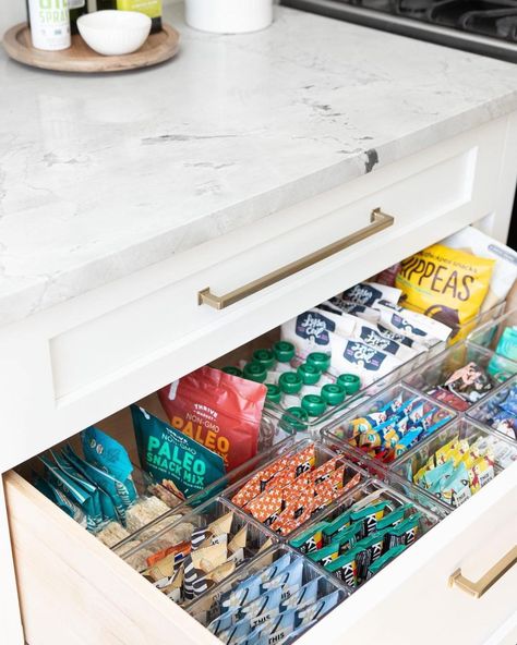 iDesign (@idlivesimply) • Instagram photos and videos Deep Kitchen Drawer Organization, Organize Kitchen Countertops, Deep Drawer Organization, Snack Drawer, Room Organization Bedroom, Snack Organizer, Food Pantry Organizing, Drawer Organization, House Organisation