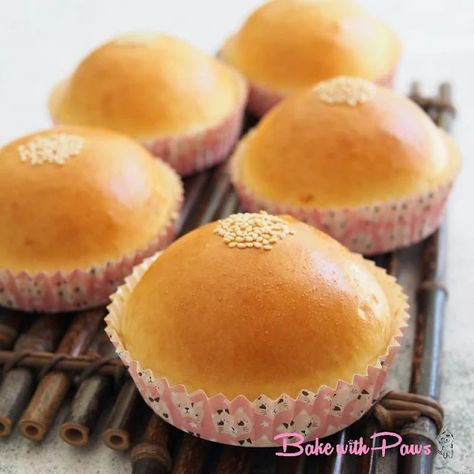 Anpan (Japanese Red Bean Buns) Japanese Red Bean Bun, Anpan Recipe, Haupia Recipe, Red Bean Bun, Japanese Bread, Baking Buns, Soft Bread, Homemade Bread Recipes Easy, Yeast Breads