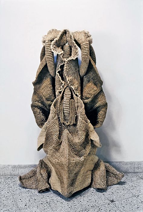 Mrinalini Mukherjee, Kamal, 1985, hemp. Courtesy: the Kiran Nadar Museum of Art, New Delhi Mrinalini Mukherjee, Textile Experimentation, Rope Sculpture, Avantgarde Fashion, Art Basel Hong Kong, Fiber Sculpture, London View, Tempera Painting, Space Fashion