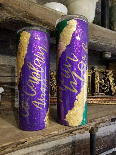 Mardi Gras Tumbler Ideas, Mardi Gras Tumbler, Glitter Tumblers, Cup Ideas, Tumbler Cups Diy, Tumbler Ideas, Craft Studio, Green Glitter, Crafting Ideas