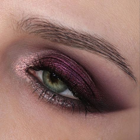 Plum Eye Makeup, Red Makeup Looks, Fall Eyeshadow Looks, Plum Eyeshadow, Burgundy Eyeshadow, Purple Makeup Looks, Red Hair Green Eyes, Smudged Makeup, 2023 Makeup