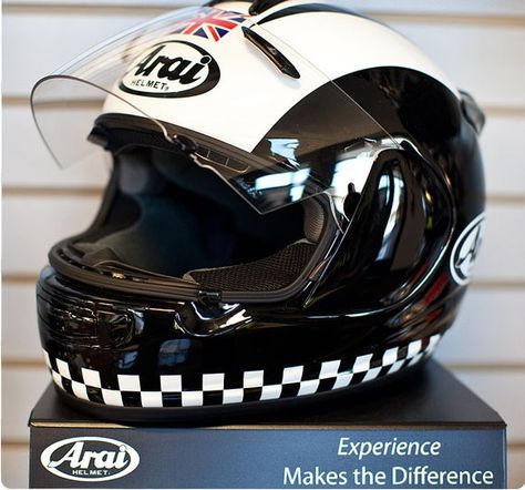 ARAI - Phil Read Helmet Helm Arai, Arai Helmet, Classic Helmet, Arai Helmets, Automotive Illustration, Racing Helmets, Custom Bike, Full Face, Custom Bikes