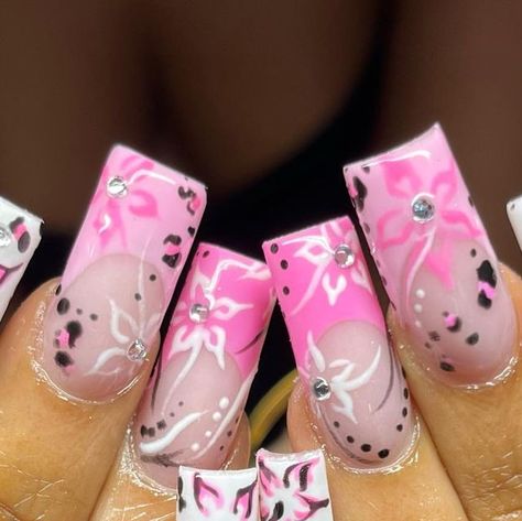 MOOKI NAILS on Instagram: "pink y2k nails 🌸   #acrylicnails #nailsofinstagram #nails #nailsnailsnails #nailart" Pink Early 2000s Nails, Trashy Nails Y2k, Simple Y2k Nails, Mha Nails, Pink Y2k Nails, Brat Nails, Acrylic Nails Y2k, 2000s Nails, Nails Y2k