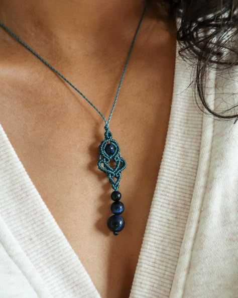 Diy Pendent, Collar Macrame, Mini Macrame, Micro Macramé, Bead Embroidery Jewelry, Macrame Ideas, Embroidery Jewelry, Macrame Necklace, Micro Macrame