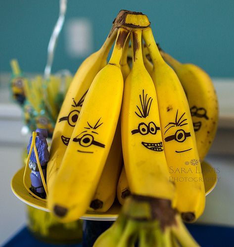 Decora platanos con un rotulador negro...ningún Minion podrá resistirse Rukhwat Ideas, Birthday Notes, Pack Lunches, Class Snacks, Despicable Me Party, Minion Banana, Animation Wallpaper, Decorações Com Comidas, Minion Birthday Party