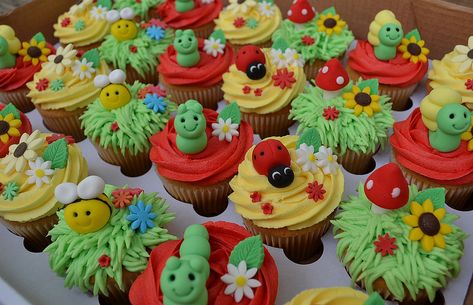 Garden themed cupcakes | Little Paper Cakes | Flickr Insect Cupcakes, Garden Theme Cake, Bug Cupcakes, Garden Theme Party, Garden Cupcakes, Paper Cakes, 4de Verjaardag, Summer Cupcakes, Decorated Cupcakes