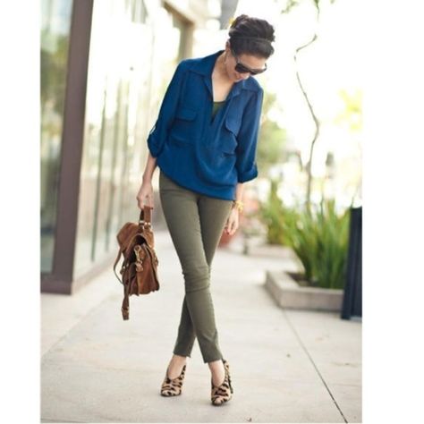 Great color combo. Army green and navy blue. Great animal print shoes also! Pantalon Vert Olive, Winter Business Outfits, Best Business Casual Outfits, Classic Work Outfits, Wendy's Lookbook, Dress Code Casual, Look Office, Olive Pants, Outfits 2016