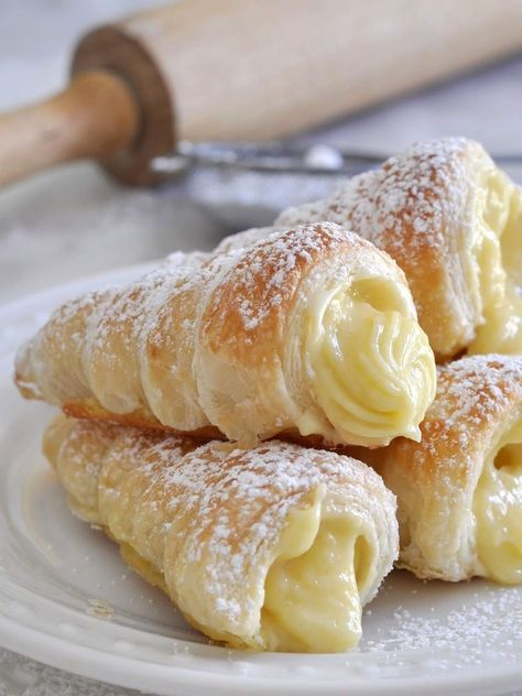 Cream Horns, Italian Cream, Food Obsession, Interesting Food Recipes, Yummy Food Dessert, Pretty Food, Food Cravings, Powdered Sugar, Quick Easy Meals