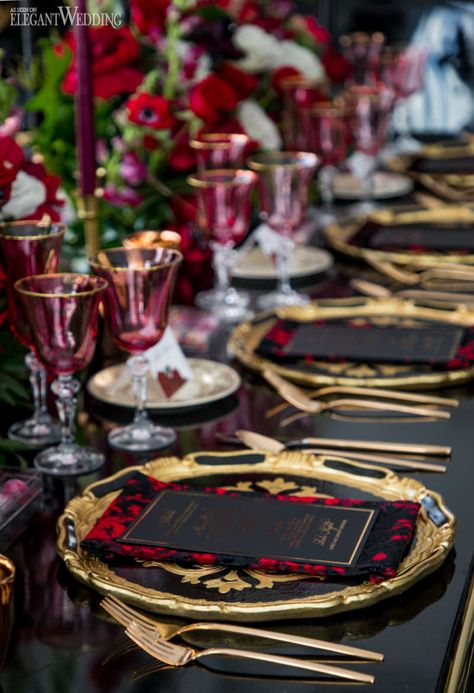 Black Wedding Table Setting, Black Wedding Table, Red Roses Centerpieces, Gold Table Setting, Rose Centerpieces, Elegant Table Settings, Wedding Table Settings, Menu Cards, Red Wedding