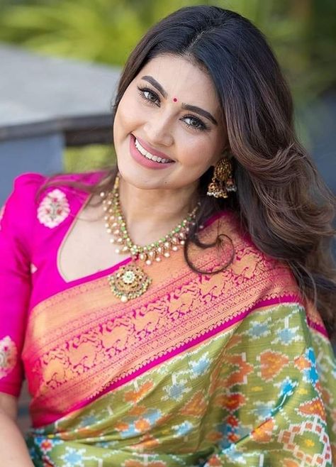 Gold Blouse Designs, Basic Blouse Designs, Saree Looks, Pink Blouse Designs, Blouse Designs High Neck, Latest Blouse Designs Pattern, Kids Blouse Designs, New Saree Blouse Designs, Latest Model Blouse Designs