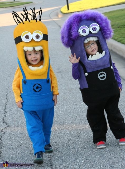 Twin Minions Costume - Halloween Costume Contest via @costume_works                                                                                                                                                     More Baby Minion Costume, Purple Minion Costume, Minions Costume, Diy Minion Costume, Funny Baby Costumes, Homemade Costumes For Kids, Homemade Minion Costumes, Purple Minion, Minion Costume