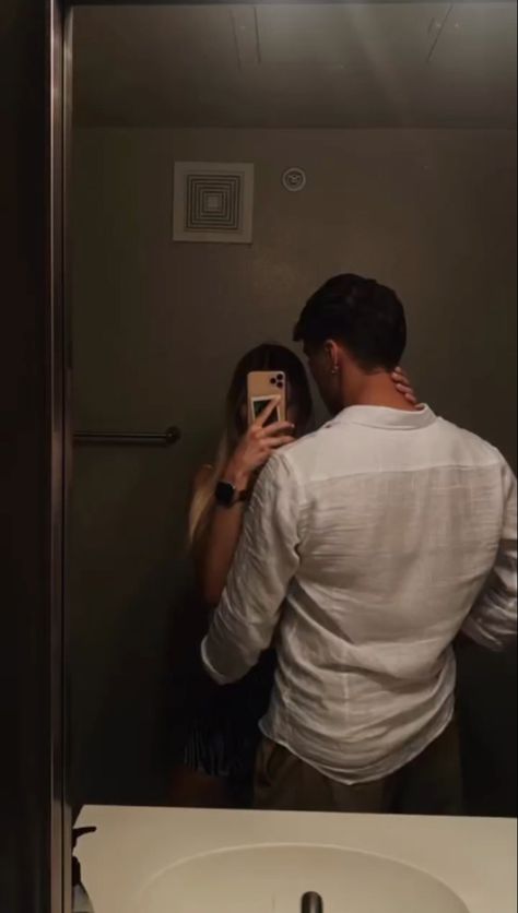 Mirror Selfie Aesthetic No Face Guy, Bathroom Mirror Couple Pictures, Bathroom Couples Pic, Couples Bathroom, Shower Pics, Cute Relationship Photos, Bathroom Pictures, Cute Couples Photos, Couple Shower