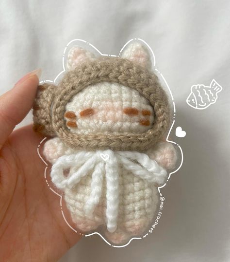 /ᐠ > ˕ <マ what a loaf of loafy taiyaki cat . ݁₊ ⊹ . ݁˖ . ݁ I have a huge unhealthy obsession with these cats🥹 ᯓ ᡣ𐭩 pattern by: @cozyloafcat ˚₊· ͟͟͞➳❥ #crochet #crochetlove #crochetersofinstagram #crocheter #crochetcat #crochetinspiration #crocheting #crochetplushie #crochetamigurumi #amigurumi #amigurumis #plushies #loafycat #cat #animals #catplushie Crochet White Amigurumi, Cute Plushies To Crochet, Plushie Patterns Crochet, Cat Plushie Crochet, Small Crochet Animals, Crochet Cute Amigurumi, Plushies Crochet, Loaf Cat, Pattern For Crochet