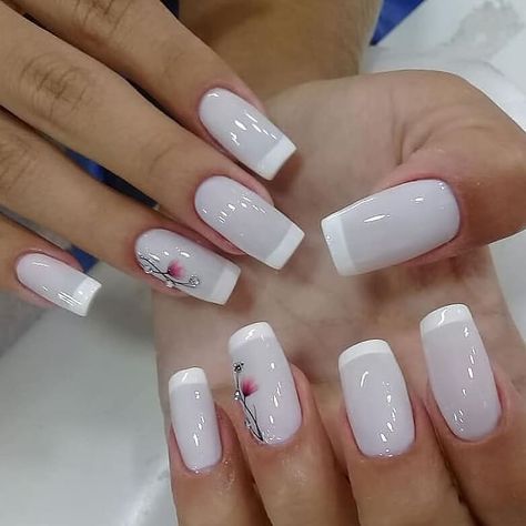 weddings & brides on Instagram: “Classic, beautiful and delicate  Where are the brides  that do not give up the little French? 💅👰👭💖👍 #Brides#bridetobe #bridetobe #nailart…” Nice Hairstyle, Unghie Sfumate, Nails Yellow, Manicure Nail Designs, French Manicure Nails, Fashion Tutorial, Glam Nails, Neutral Nails, Cool Nail Designs