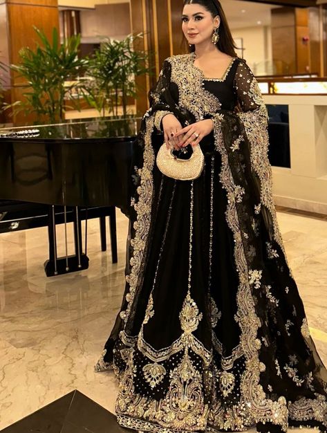 Bridal Lengha Pakistani, Pakistani Traditional, Bridal Lengha, Latest Bridal Dresses, Pakistani Wedding Outfits, Pakistani Fancy Dresses, Black Bridal, Bridal Dress Design, Simple Trendy Outfits