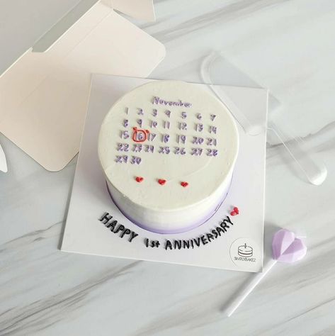 Small Anniversary Cake For Two, Aesthetic Anniversary Cake, Bento Cake Design For Anniversary, Small Cute Anniversary Cake, Anniversary Cake Simple, Small Anniversary Cake, Bento Cake Anniversary, Bento Cake Design For Boyfriend, Funny Bento Cake