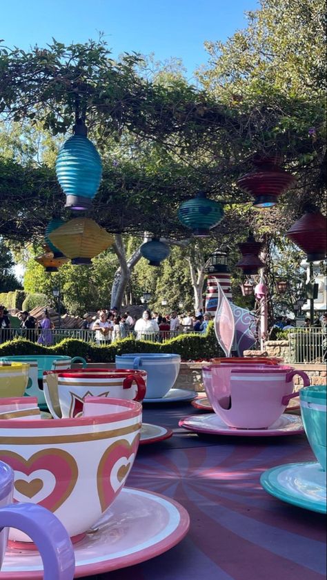 Disneyland Teacups, Disney Word, Disneyland Rides, Disneyland Photos, Disney Photo Ideas, Disney World Pictures, Disney Paris, Disneyland Pictures, Cute Disney Pictures