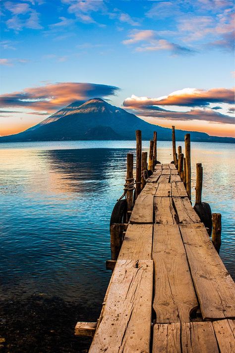 Guía básica para primerizos en Guatemala Lake Atitlan Guatemala, Guatemala Travel, Lake Atitlan, Guatemala City, Central America Travel, Ulsan, Amazing Sunsets, South America Travel, Beautiful Places In The World