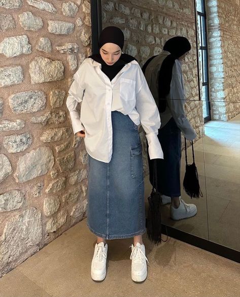 Long Denim Skirt Outfit, Diy Denim Skirt, Rok Denim, Rok Outfit, Rok Jeans, Jean Skirt Outfits, Denim Skirt Fashion, Stile Hijab, Blouse Casual Fashion