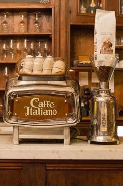 . Kaffe Bar, Cappuccino Machine, Pause Café, 카페 인테리어 디자인, Coffee Culture, Italian Coffee, Espresso Machines, Chocolate Coffee, Coffee Cafe