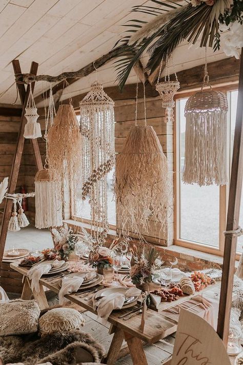 38 Inspirational Outdoor Boho Wedding Ideas | Tulle & Chantilly Wedding Blog Boho Event, Modern Bohemian Decor, Bohemian Beach Wedding, Boho Wedding Theme, Minimalist Dekor, Bohemian Living Room Decor, Beach Inspired Decor, Festival Bride, Macrame Wedding