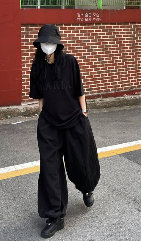 Oversized Black Outfit, Black Baggy Clothes, Asian Tomboy Fashion, Black Mask Outfit, Baggy Clothes Outfit Women, Korean Street Fashion Black, Asian Streetwear Fashion, Boyish Outfits, Asian Streetwear