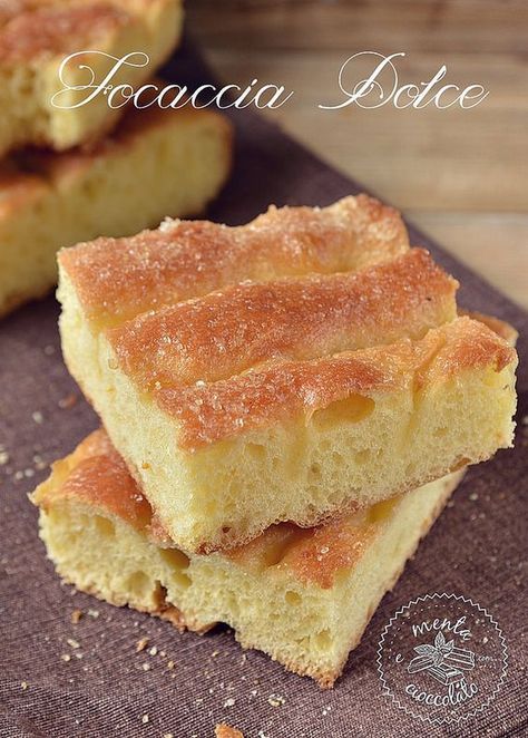 #Focaccia Dolce Soffice in teglia per una golosa prima  #breakfast #colazione #brioche Foccacia Recipe, Focaccia Dolce, Sweet Bread, Bread And Pastries, Italian Desserts, Pizza Bread, Home Baking, Kitchen Baking, Sweet Cakes