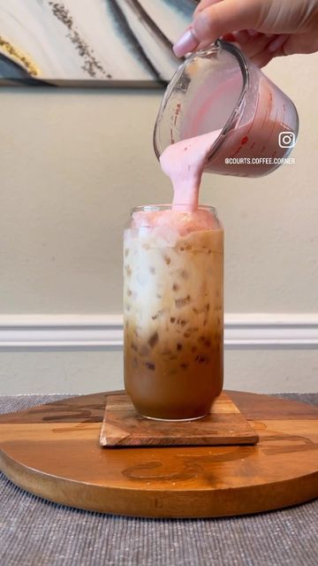 Pink Cold Foam, Strawberry Cold Foam Recipe, Strawberry Cold Foam, Iced Mocha Coffee, Iced White Mocha, White Chocolate Sauce, Korean Cafe, Strawberry Whipped Cream, Iced Coffee Drinks