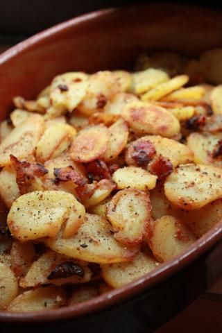 Octoberfest German Style Fried Potatoes with bacon and onion. No need to wait for October to eat this! It's so simple and looks delicious! German Fried Potatoes, Potatoes With Bacon, German Style, Fried Potatoes, Potato Dishes, German Food, Veggie Dishes, Vegetable Dishes, Finger Food