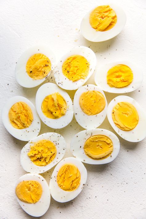 Yes, you can make perfect hard-boiled eggs. Here’s how. Egg Calories, Classic Cobb Salad, Making Hard Boiled Eggs, Perfect Hard Boiled Eggs, Hard Cooked Eggs, Boiled Egg Diet, Deviled Eggs Recipe, Soft Boiled Eggs, Egg Diet