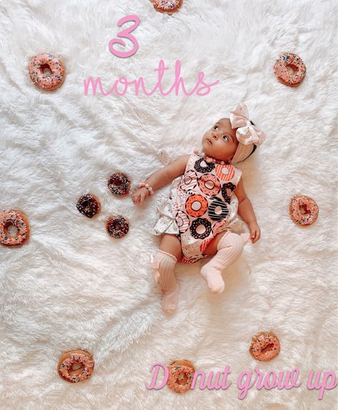 Donut Baby Photoshoot, 8 Month Milestones Baby, Creative Monthly Baby Photos, 3 Month Old Baby Pictures, Monthly Ideas, Baby Milestones Pictures, Baby Month Stickers, Baby Christmas Photos, Monthly Baby Pictures