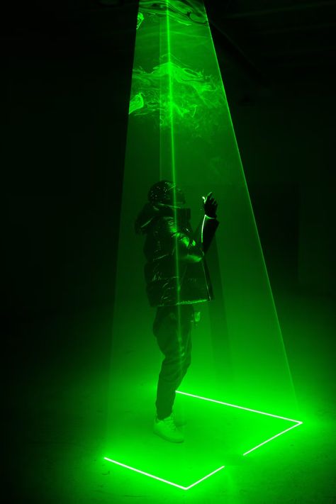 Laser Wallpaper, Black And Grey Suit, Tokyo Museum, Dark Portrait, Laser Show, Man In Black, Light Photo, Wallpaper Green, Green Laser