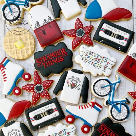 Stranger Things Bday Cake, Stranger Things Cookies Decorated, Stranger Things Cake Pops, Galletas Stranger Things, Stranger Things Cookies, Stranger Things Birthday, Demogorgon Stranger Things, Stranger Things Tv Series, Candy Gifts Diy