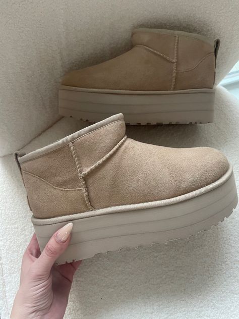 Cream Ugg Boots, Ultra Outfits, Platform Uggs, Ugg Ankle Boots, Fluffy Shoes, Korean Shorts, Baby Uggs, Pinterest Girls, Pretty Shoes