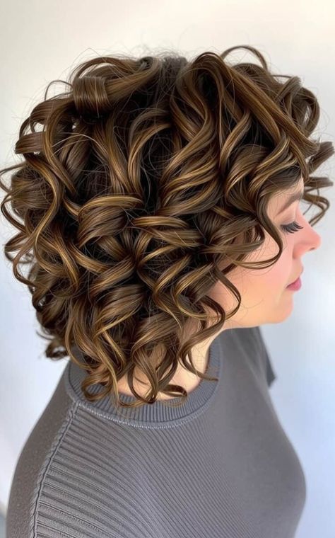 20 Modern Shag Haircuts for Women: Shake Up Your Style! – TOPGURL Modern Shag Haircuts, Shag Haircuts For Women, Modern Shag Haircut, Modern Shag, Shaggy Pixie, Full Fringe, Textured Bangs, Shaggy Bob, Curl Defining Cream