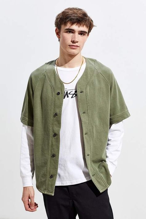 Preppy Boy Outfits, Baseball Shirt Outfit, Mens Outfits Streetwear, Baseball Jersey Outfit, Menswear 2020, Green Jersey, Mens Trendy Outfits, Jersey Outfit, Mens Outfit Inspiration