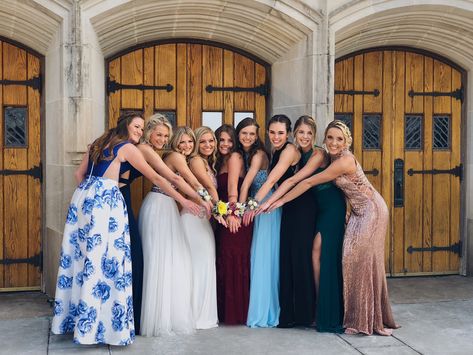 pinterest: madissengrace14 Large Group Prom Pictures, Prom Picture Ideas For Groups, Hoco Group Pictures, Prom Group Poses, Formal Pictures, Prom Pictures Group, Hoco Pictures, Prom Photography Poses, Facial Recognition Software