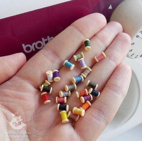 Mini Choses, Mini Sewing Machine, Spools Of Thread, Tapeta Galaxie, Dollhouse Miniatures Diy, Mini Craft, Polymer Clay Miniatures, Miniature Diy, Miniatures Tutorials