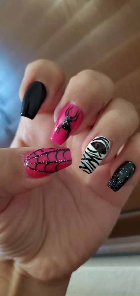 Spooky Girly Nails, Pink And Black Nails Halloween, Pink Halloween Nail Ideas, Pink Black Halloween Nails, Halloween Nails Pink And Black, Black And Pink Halloween Nails, Red And Black Halloween Nails, Pink And Black Halloween Nails, Pink Spooky Nails